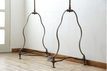 フランスビンテージ　緩やかなカーブを描く脚がお洒落な真鍮(しんちゅう)とアイアンのハンガーラック(ポールハンガー、店舗什器)(R-077545)