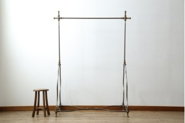 フランスビンテージ　緩やかなカーブを描く脚がお洒落な真鍮(しんちゅう)とアイアンのハンガーラック(ポールハンガー、店舗什器)(R-077545)