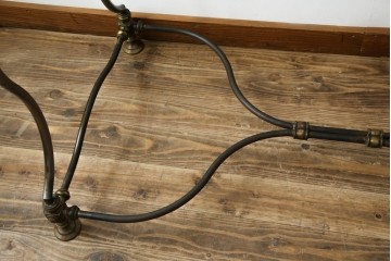 フランスビンテージ　緩やかなカーブを描く脚がお洒落な真鍮(しんちゅう)とアイアンのハンガーラック(ポールハンガー、店舗什器)(R-077545)