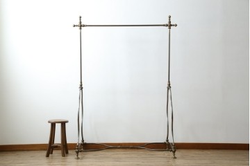 フランスビンテージ　緩やかなカーブを描く脚がお洒落な真鍮(しんちゅう)とアイアンのハンガーラック(ポールハンガー、店舗什器)(R-077545)