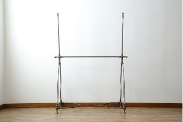 フランスビンテージ　緩やかなカーブを描く脚がお洒落な真鍮(しんちゅう)とアイアンのハンガーラック(ポールハンガー、店舗什器)(R-077545)