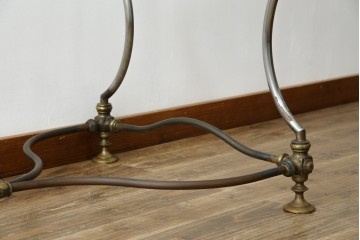 フランスビンテージ　緩やかなカーブを描く脚がお洒落な真鍮(しんちゅう)とアイアンのハンガーラック(ポールハンガー、店舗什器)(R-077545)