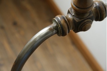 フランスビンテージ　緩やかなカーブを描く脚がお洒落な真鍮(しんちゅう)とアイアンのハンガーラック(ポールハンガー、店舗什器)(R-077545)