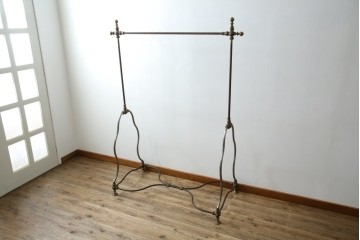 フランスビンテージ　緩やかなカーブを描く脚がお洒落な真鍮(しんちゅう)とアイアンのハンガーラック(ポールハンガー、店舗什器)(R-077545)