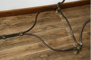 フランスビンテージ　緩やかなカーブを描く脚がお洒落な真鍮(しんちゅう)とアイアンのハンガーラック(ポールハンガー、店舗什器)(R-077545)