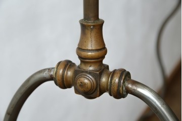 フランスビンテージ　緩やかなカーブを描く脚がお洒落な真鍮(しんちゅう)とアイアンのハンガーラック(ポールハンガー、店舗什器)(R-077545)