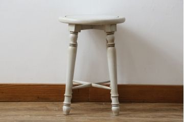 中古　Old Maison(オールド・メゾン)　緑を飾っても絵になるフレンチアンティーク風のおしゃれなスツール(丸椅子、イス、板座チェア、花台、飾り台、ディスプレイ台)(R-077553)