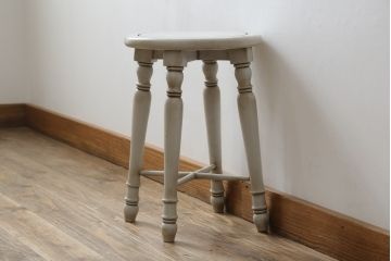 中古　Old Maison(オールド・メゾン)　緑を飾っても絵になるフレンチアンティーク風のおしゃれなスツール(丸椅子、イス、板座チェア、花台、飾り台、ディスプレイ台)(R-077553)