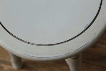中古　Old Maison(オールド・メゾン)　緑を飾っても絵になるフレンチアンティーク風のおしゃれなスツール(丸椅子、イス、板座チェア、花台、飾り台、ディスプレイ台)(R-077553)