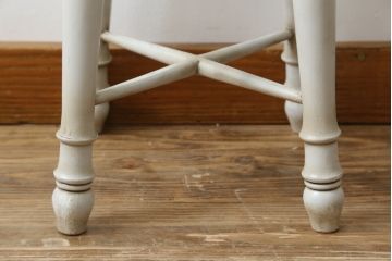 中古　Old Maison(オールド・メゾン)　緑を飾っても絵になるフレンチアンティーク風のおしゃれなスツール(丸椅子、イス、板座チェア、花台、飾り台、ディスプレイ台)(R-077553)
