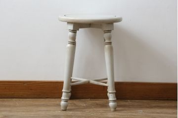 中古　Old Maison(オールド・メゾン)　緑を飾っても絵になるフレンチアンティーク風のおしゃれなスツール(丸椅子、イス、板座チェア、花台、飾り台、ディスプレイ台)(R-077553)