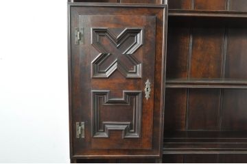 中古　美品　松本民芸家具　A型皿棚　ジャコビアン様式を取り入れた優雅なデザインの食器棚(カップボード、飾り棚、収納棚、戸棚、本棚、書棚、ブックシェルフ、ヴィンテージ)(定価約146万円)(R-077555)