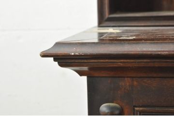 中古　美品　松本民芸家具　A型皿棚　ジャコビアン様式を取り入れた優雅なデザインの食器棚(カップボード、飾り棚、収納棚、戸棚、本棚、書棚、ブックシェルフ、ヴィンテージ)(定価約146万円)(R-077555)