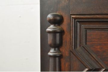 中古　美品　松本民芸家具　A型皿棚　ジャコビアン様式を取り入れた優雅なデザインの食器棚(カップボード、飾り棚、収納棚、戸棚、本棚、書棚、ブックシェルフ、ヴィンテージ)(定価約146万円)(R-077555)
