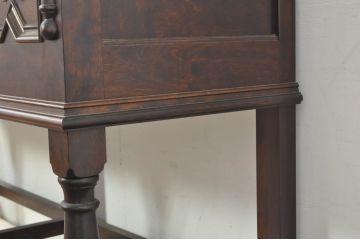 中古　美品　松本民芸家具　A型皿棚　ジャコビアン様式を取り入れた優雅なデザインの食器棚(カップボード、飾り棚、収納棚、戸棚、本棚、書棚、ブックシェルフ、ヴィンテージ)(定価約146万円)(R-077555)