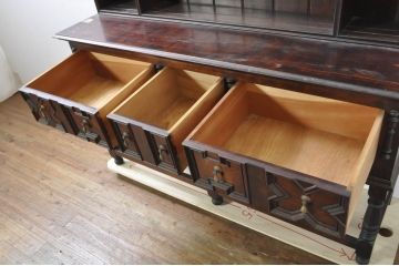 中古　美品　松本民芸家具　A型皿棚　ジャコビアン様式を取り入れた優雅なデザインの食器棚(カップボード、飾り棚、収納棚、戸棚、本棚、書棚、ブックシェルフ、ヴィンテージ)(定価約146万円)(R-077555)