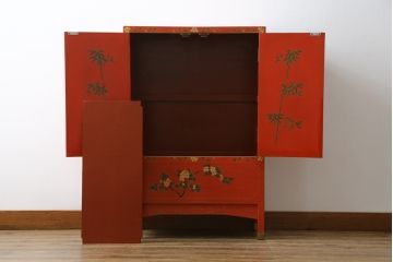 アジアンビンテージ　朱塗り　目の覚めるような朱色に優雅な花鳥図(梅、牡丹、竹)が描かれたキャビネット(収納棚、戸棚、サイドボード、サイドキャビネット、ヴィンテージ)(R-077558)