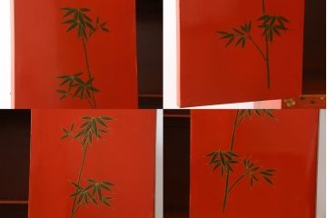 アジアンビンテージ　朱塗り　目の覚めるような朱色に優雅な花鳥図(梅、牡丹、竹)が描かれたキャビネット(収納棚、戸棚、サイドボード、サイドキャビネット、ヴィンテージ)(R-077558)