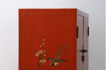 アジアンビンテージ　朱塗り　目の覚めるような朱色に優雅な花鳥図(梅、牡丹、竹)が描かれたキャビネット(収納棚、戸棚、サイドボード、サイドキャビネット、ヴィンテージ)(R-077558)