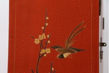 アジアンビンテージ　朱塗り　目の覚めるような朱色に優雅な花鳥図(梅、牡丹、竹)が描かれたキャビネット(収納棚、戸棚、サイドボード、サイドキャビネット、ヴィンテージ)(R-077558)