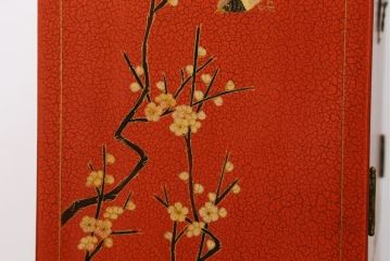 アジアンビンテージ　朱塗り　目の覚めるような朱色に優雅な花鳥図(梅、牡丹、竹)が描かれたキャビネット(収納棚、戸棚、サイドボード、サイドキャビネット、ヴィンテージ)(R-077558)