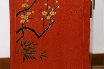 アジアンビンテージ　朱塗り　目の覚めるような朱色に優雅な花鳥図(梅、牡丹、竹)が描かれたキャビネット(収納棚、戸棚、サイドボード、サイドキャビネット、ヴィンテージ)(R-077558)