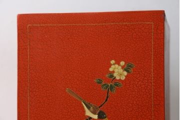 アジアンビンテージ　朱塗り　目の覚めるような朱色に優雅な花鳥図(梅、牡丹、竹)が描かれたキャビネット(収納棚、戸棚、サイドボード、サイドキャビネット、ヴィンテージ)(R-077558)