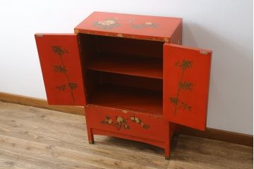 アジアンビンテージ　朱塗り　目の覚めるような朱色に優雅な花鳥図(梅、牡丹、竹)が描かれたキャビネット(収納棚、戸棚、サイドボード、サイドキャビネット、ヴィンテージ)(R-077558)