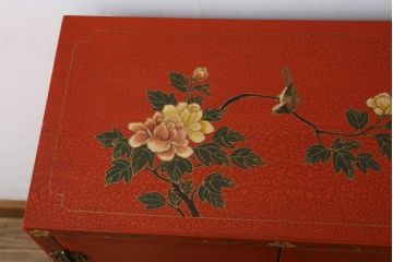 アジアンビンテージ　朱塗り　目の覚めるような朱色に優雅な花鳥図(梅、牡丹、竹)が描かれたキャビネット(収納棚、戸棚、サイドボード、サイドキャビネット、ヴィンテージ)(R-077558)