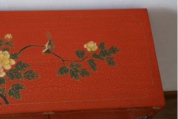 アジアンビンテージ　朱塗り　目の覚めるような朱色に優雅な花鳥図(梅、牡丹、竹)が描かれたキャビネット(収納棚、戸棚、サイドボード、サイドキャビネット、ヴィンテージ)(R-077558)