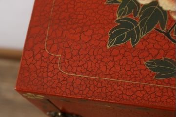 アジアンビンテージ　朱塗り　目の覚めるような朱色に優雅な花鳥図(梅、牡丹、竹)が描かれたキャビネット(収納棚、戸棚、サイドボード、サイドキャビネット、ヴィンテージ)(R-077558)
