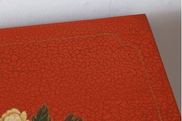 アジアンビンテージ　朱塗り　目の覚めるような朱色に優雅な花鳥図(梅、牡丹、竹)が描かれたキャビネット(収納棚、戸棚、サイドボード、サイドキャビネット、ヴィンテージ)(R-077558)