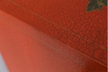 アジアンビンテージ　朱塗り　目の覚めるような朱色に優雅な花鳥図(梅、牡丹、竹)が描かれたキャビネット(収納棚、戸棚、サイドボード、サイドキャビネット、ヴィンテージ)(R-077558)