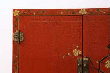 アジアンビンテージ　朱塗り　目の覚めるような朱色に優雅な花鳥図(梅、牡丹、竹)が描かれたキャビネット(収納棚、戸棚、サイドボード、サイドキャビネット、ヴィンテージ)(R-077558)