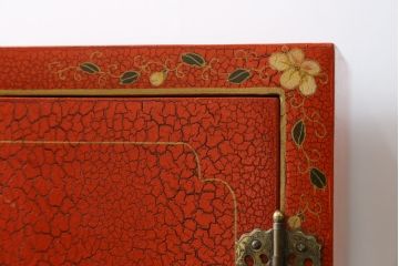 アジアンビンテージ　朱塗り　目の覚めるような朱色に優雅な花鳥図(梅、牡丹、竹)が描かれたキャビネット(収納棚、戸棚、サイドボード、サイドキャビネット、ヴィンテージ)(R-077558)