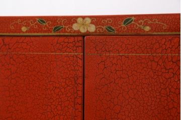 アジアンビンテージ　朱塗り　目の覚めるような朱色に優雅な花鳥図(梅、牡丹、竹)が描かれたキャビネット(収納棚、戸棚、サイドボード、サイドキャビネット、ヴィンテージ)(R-077558)