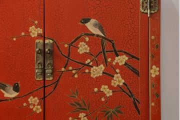 アジアンビンテージ　朱塗り　目の覚めるような朱色に優雅な花鳥図(梅、牡丹、竹)が描かれたキャビネット(収納棚、戸棚、サイドボード、サイドキャビネット、ヴィンテージ)(R-077558)