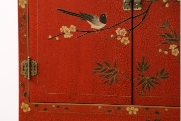 アジアンビンテージ　朱塗り　目の覚めるような朱色に優雅な花鳥図(梅、牡丹、竹)が描かれたキャビネット(収納棚、戸棚、サイドボード、サイドキャビネット、ヴィンテージ)(R-077558)