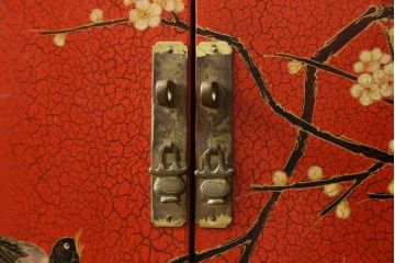 アジアンビンテージ　朱塗り　目の覚めるような朱色に優雅な花鳥図(梅、牡丹、竹)が描かれたキャビネット(収納棚、戸棚、サイドボード、サイドキャビネット、ヴィンテージ)(R-077558)