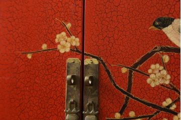 アジアンビンテージ　朱塗り　目の覚めるような朱色に優雅な花鳥図(梅、牡丹、竹)が描かれたキャビネット(収納棚、戸棚、サイドボード、サイドキャビネット、ヴィンテージ)(R-077558)