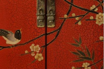 アジアンビンテージ　朱塗り　目の覚めるような朱色に優雅な花鳥図(梅、牡丹、竹)が描かれたキャビネット(収納棚、戸棚、サイドボード、サイドキャビネット、ヴィンテージ)(R-077558)