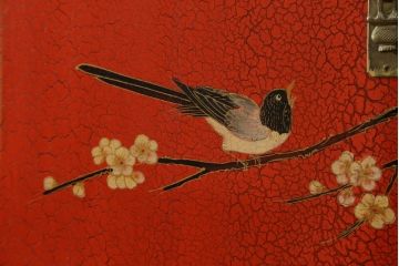 アジアンビンテージ　朱塗り　目の覚めるような朱色に優雅な花鳥図(梅、牡丹、竹)が描かれたキャビネット(収納棚、戸棚、サイドボード、サイドキャビネット、ヴィンテージ)(R-077558)
