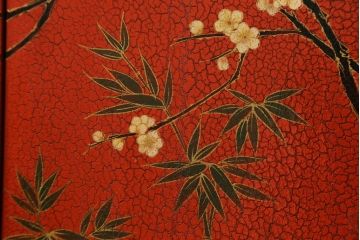 アジアンビンテージ　朱塗り　目の覚めるような朱色に優雅な花鳥図(梅、牡丹、竹)が描かれたキャビネット(収納棚、戸棚、サイドボード、サイドキャビネット、ヴィンテージ)(R-077558)