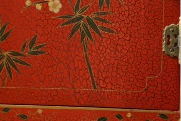 アジアンビンテージ　朱塗り　目の覚めるような朱色に優雅な花鳥図(梅、牡丹、竹)が描かれたキャビネット(収納棚、戸棚、サイドボード、サイドキャビネット、ヴィンテージ)(R-077558)