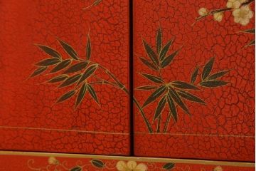 アジアンビンテージ　朱塗り　目の覚めるような朱色に優雅な花鳥図(梅、牡丹、竹)が描かれたキャビネット(収納棚、戸棚、サイドボード、サイドキャビネット、ヴィンテージ)(R-077558)