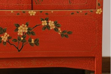 アジアンビンテージ　朱塗り　目の覚めるような朱色に優雅な花鳥図(梅、牡丹、竹)が描かれたキャビネット(収納棚、戸棚、サイドボード、サイドキャビネット、ヴィンテージ)(R-077558)