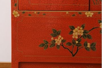 アジアンビンテージ　朱塗り　目の覚めるような朱色に優雅な花鳥図(梅、牡丹、竹)が描かれたキャビネット(収納棚、戸棚、サイドボード、サイドキャビネット、ヴィンテージ)(R-077558)