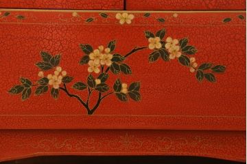 アジアンビンテージ　朱塗り　目の覚めるような朱色に優雅な花鳥図(梅、牡丹、竹)が描かれたキャビネット(収納棚、戸棚、サイドボード、サイドキャビネット、ヴィンテージ)(R-077558)