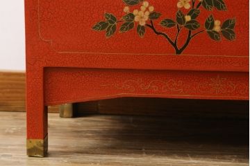 アジアンビンテージ　朱塗り　目の覚めるような朱色に優雅な花鳥図(梅、牡丹、竹)が描かれたキャビネット(収納棚、戸棚、サイドボード、サイドキャビネット、ヴィンテージ)(R-077558)