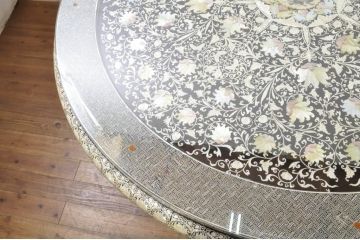 中古　高級品!!　全面に施された螺鈿細工が豪華なダイニングテーブル(食卓、2人掛け、4人掛け、ラウンドテーブル、丸テーブル)(定価推定約200万円)(R-077560)